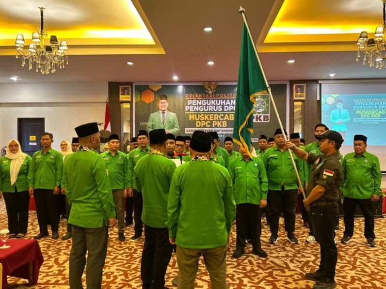 Pengukuhan pengurus DPC PKB Kukar periode 2026-2031.  (Foto: Aswin/pusaranmedia.com)