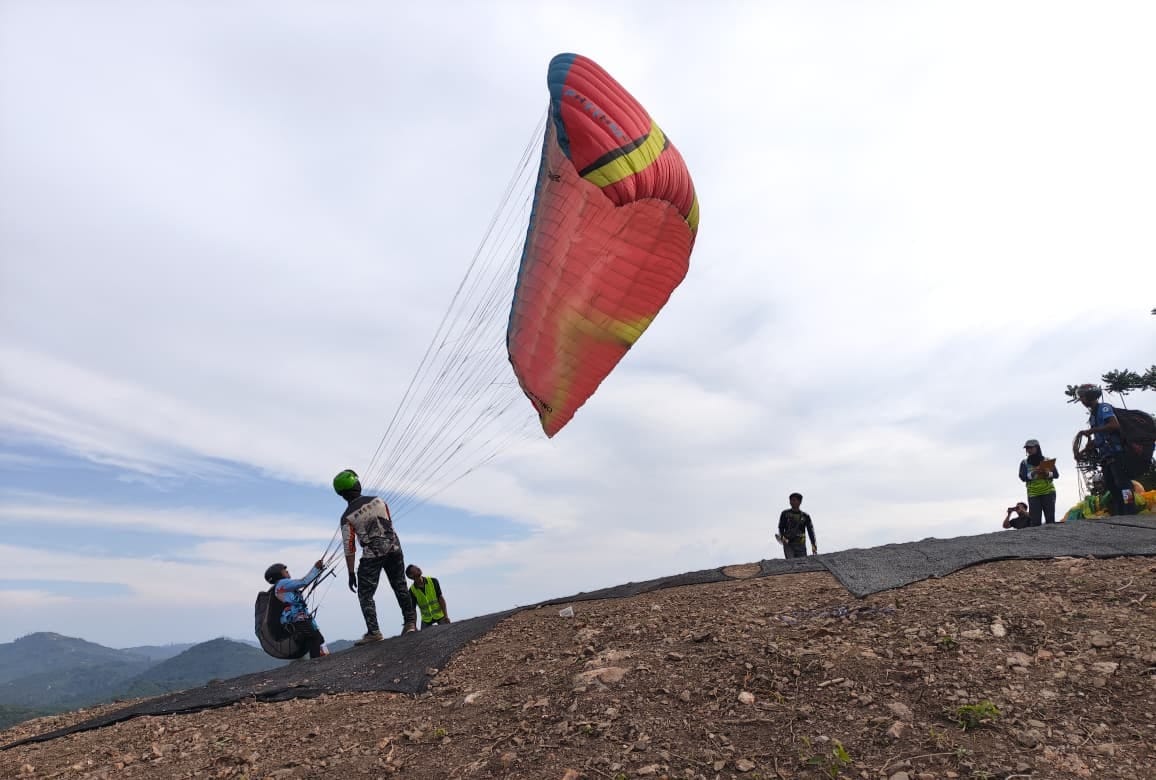 Olahraga Paralayang di Bukit Sultan, Kabupaten Paser. (Foto: Luthfi/Pusaranmedia.com)