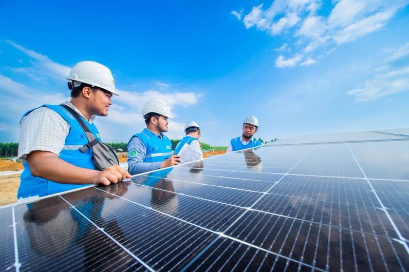 Ilustrasi personel PLN sedang melakukan inspeksi panel surya Pembangkit Listrik Tenaga Surya (PLTS). (Foto: PT PLN UID Kaltimra)
