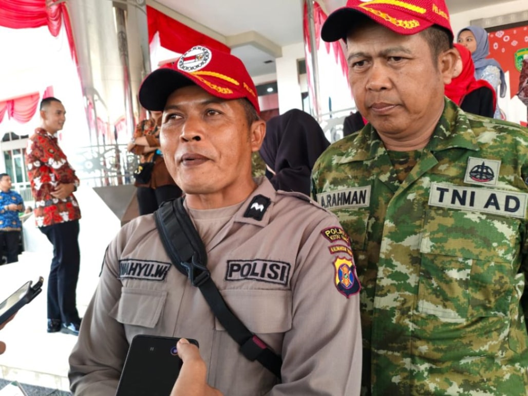 Kasi Humas Polres Kutim sekaligus pelatih Paskibraka, Aiptu Wahyu Winarko (Kiri) (Foto:Lisda/seputarfakta.com)