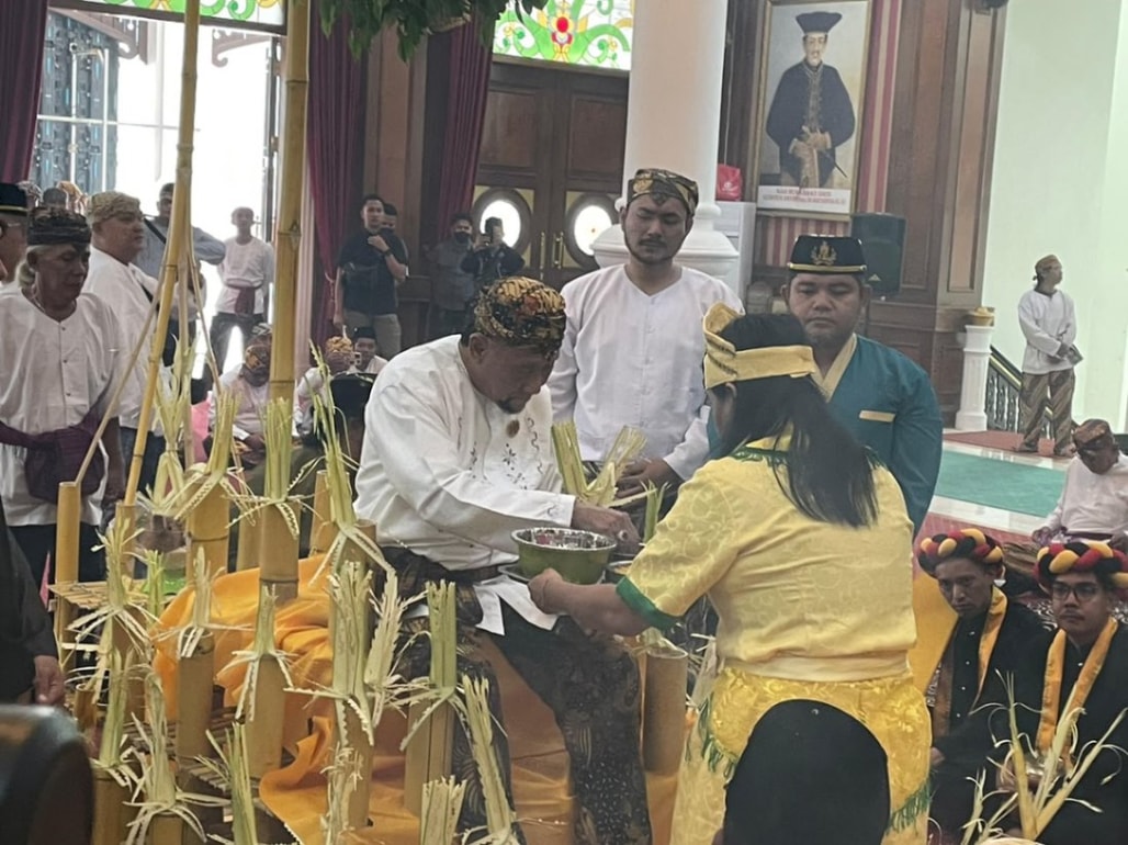 Sultan Kutai Kertanegara Ing Martapura, Aji Muhammad Arifin saat mengikuti prosesi Beluluh Sultan (Foto: Agus Saputra/Seputarfakta.com)