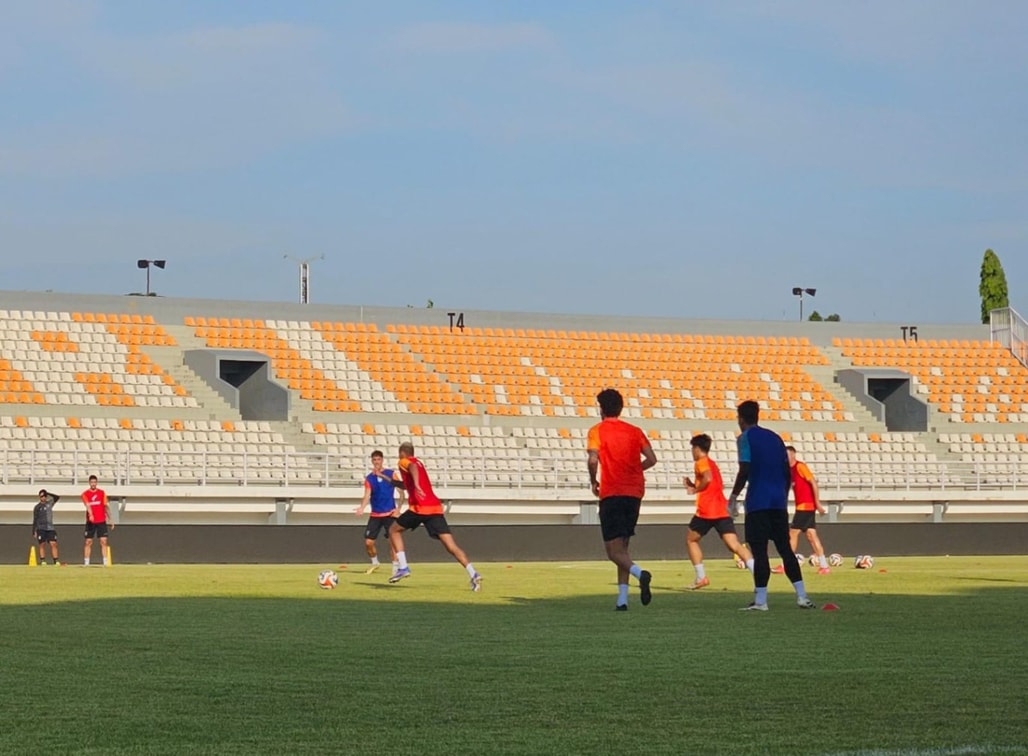 Para pemain Borneo FC sedang berkumpul di tengah lapangan saat sesi latihan. (Foto: Maulana/seputarfakta.com)