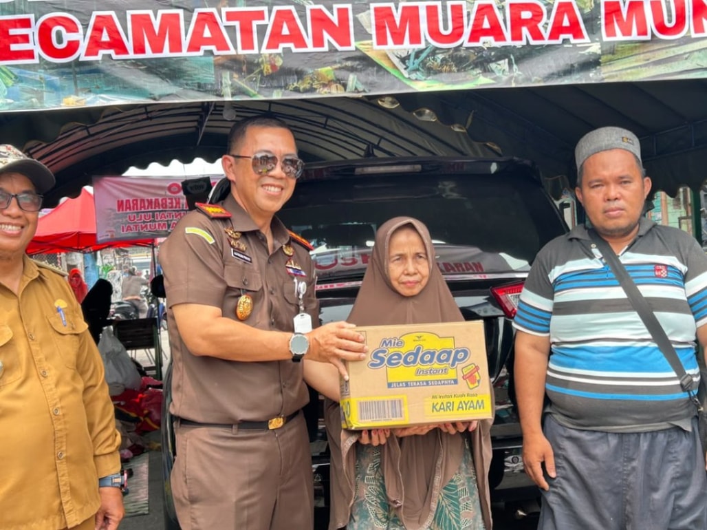 Kejari Kukar saat menyerahkan bantuan sembako kepada korban kebakaran di Muara Muntai (Foto: Agus Saputra/seputarfakta.com)