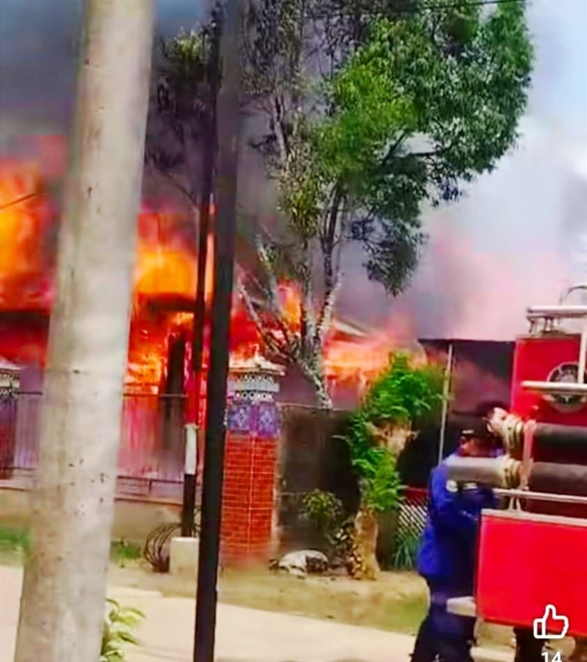 Rumah kayu di Muara Wahau ludes terbakar, diduga akibat korsleting listrik. (Foto: Damkar Muara Wahau)