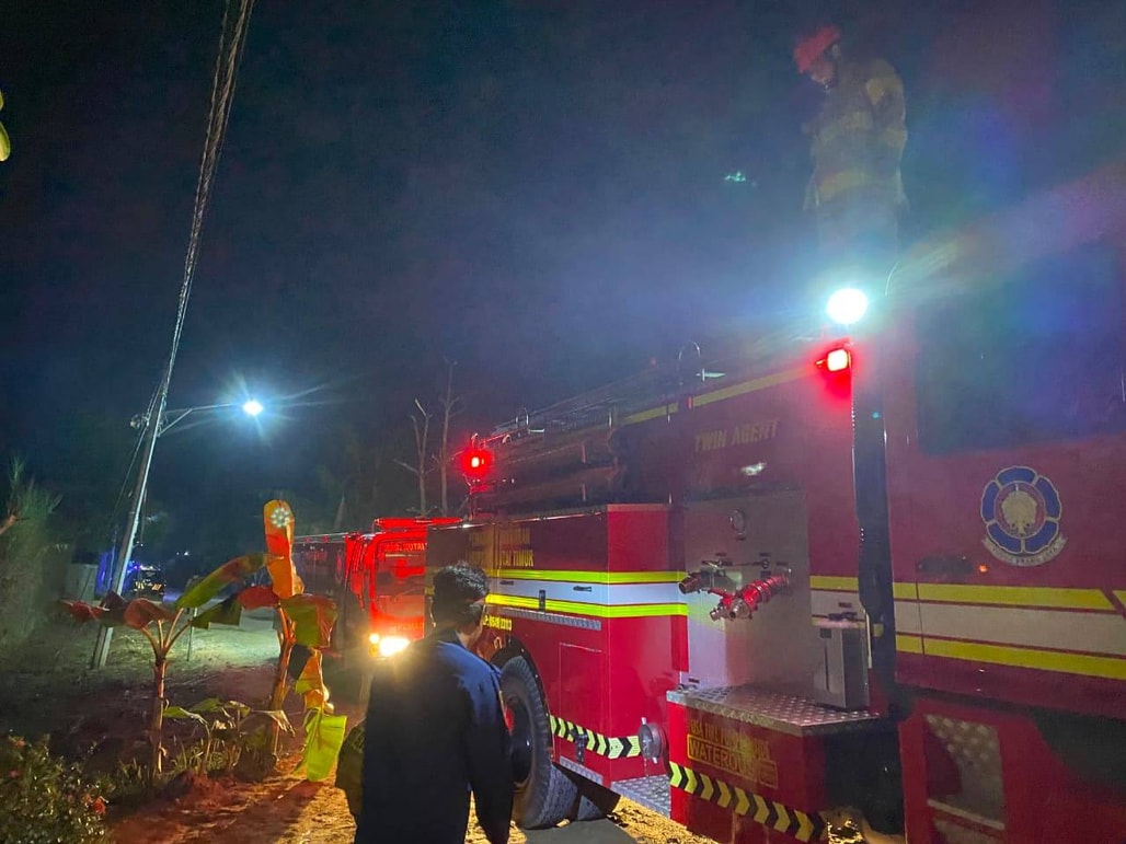 Petugas Disdamkartan Kutim menangani kebakaran rumah di Jalan A.W. Syahrani, Sangatta Utara. (Foto: Disdamkartan Kutim)