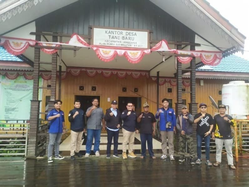 Rombongan melakukan monitoring rencana pembangunan PLTS Komunal di Desa Tani Baru. (fotoL DPMD Kukar)