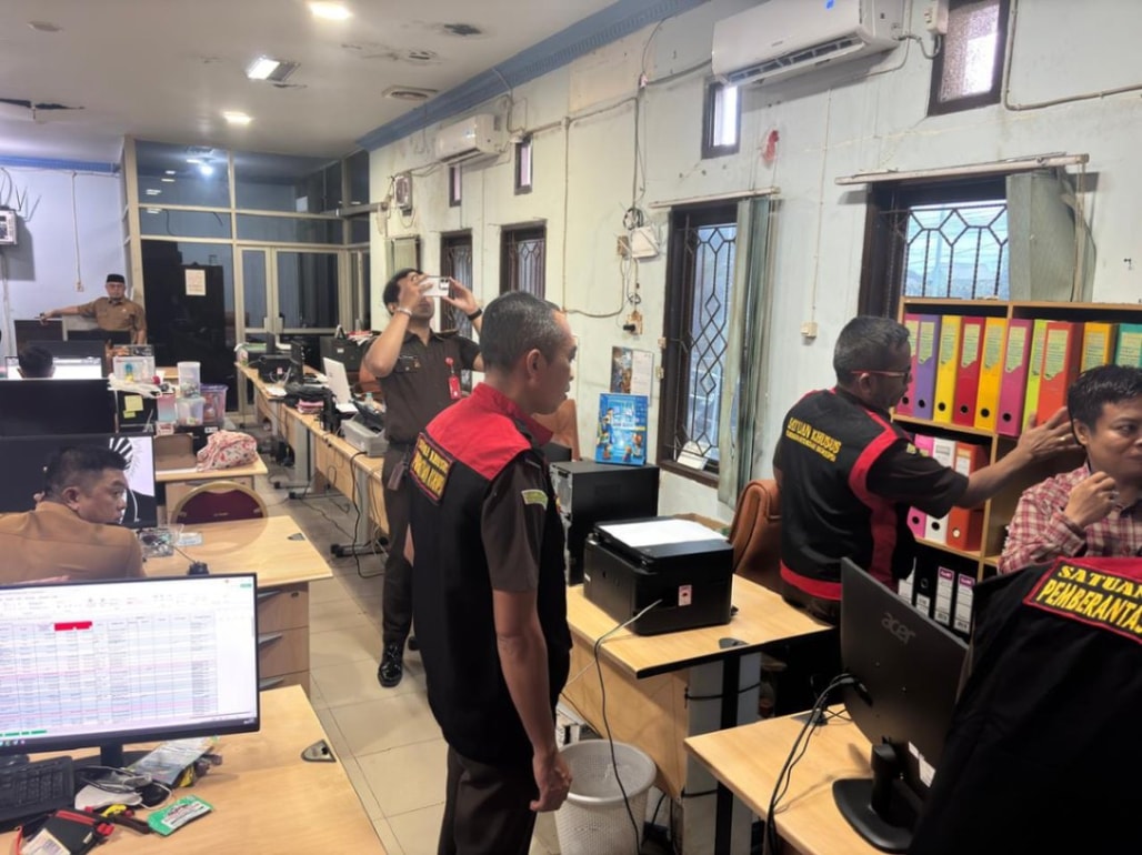 Tim Penyidik Kejati Kaltim saat melakukan penggeledahan di Kantor Disdikbud Kukar (Dok: Kejati Kaltim)