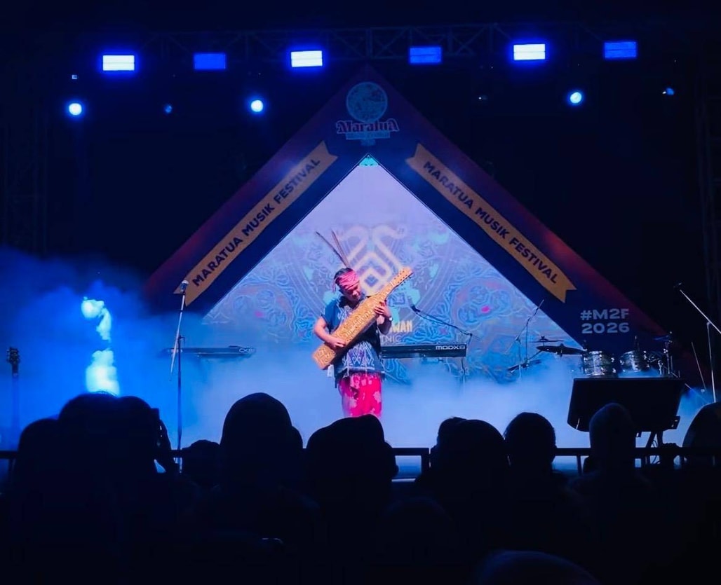 Pertunjukan musik sape di M2F 2026. (Foto: Baiq Eliana/seputarfakta.com)