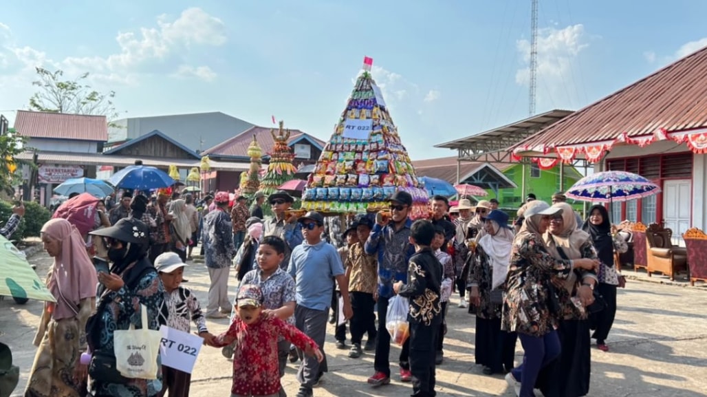 Warga Desa Bukit Pariaman saat merayakan tradisi Grebeg Tumpeng (Foto: Agus Saputra/seputarfakta.com)