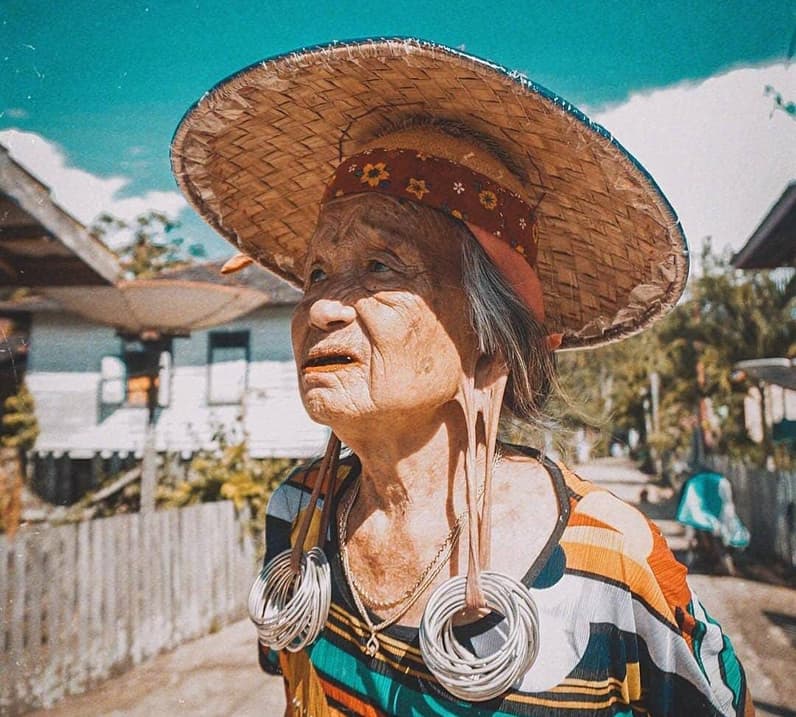 Nenek Tipung Ping dengan 20 hisang di kuping yang masih menjaga kelestarian budaya Dayak Bangau di Desa Wisata Long Tuyoq. (Foto: HO/Keenan Mukti)