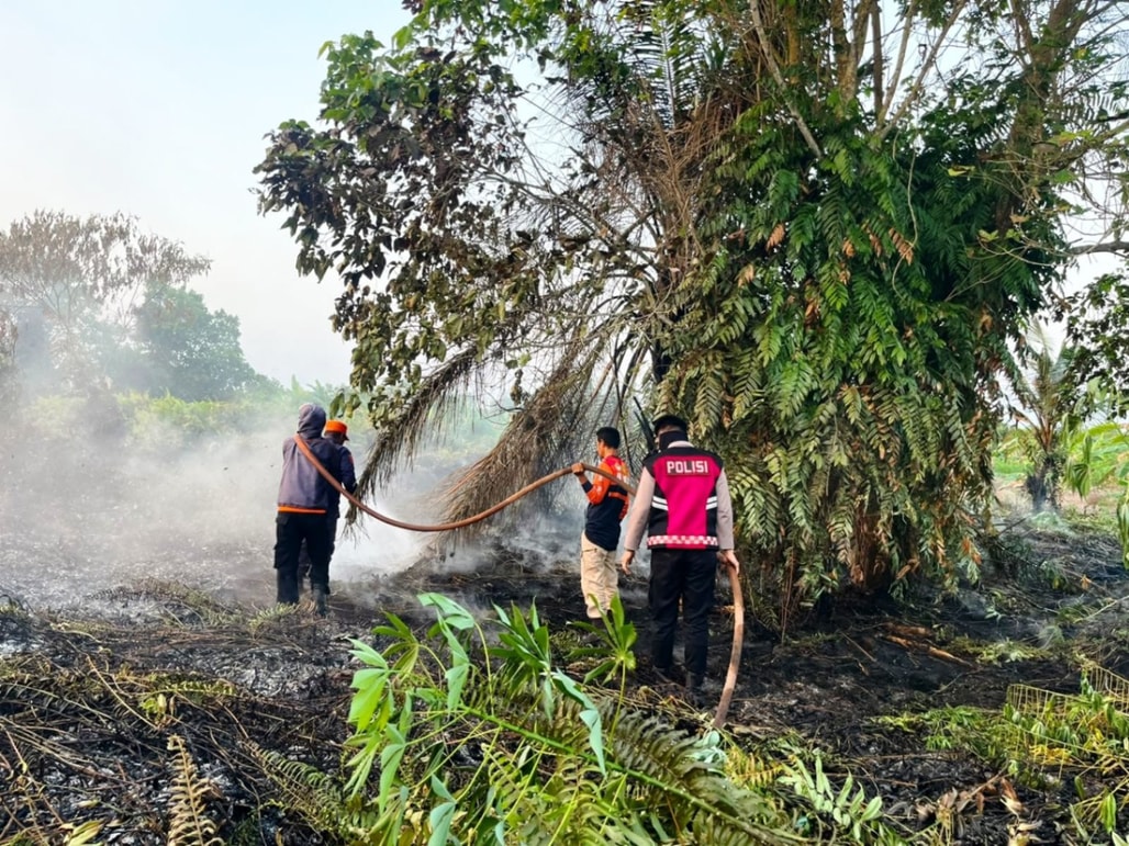 Petugas gabungan melakukan pemadaman karhutla di lahan belukar, Sangatta Utara, Kutim, (Foto: Polres Kutim)