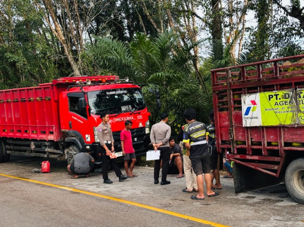 Anggota Satlantas bersama Relawan Damkar Matan saat mengecek lokasi kecelakaan (Dok: Disdamkar Matan Kukar)