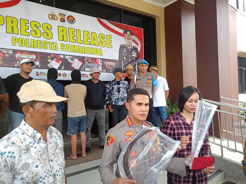 Kapolresta Samarinda, Kombes Pol Ary Fadli menunjukkan barang bukti tersangka penyerangan. (Foto: Maulana/Seputarfakta.com)