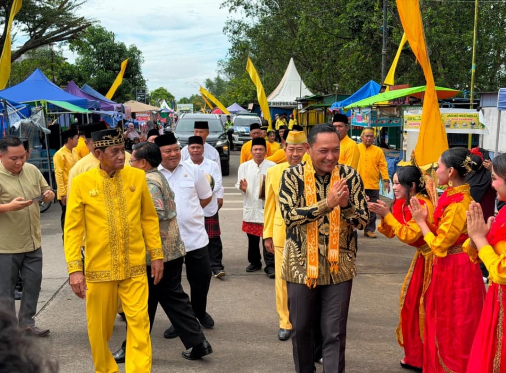 Keramahtamahan warga saat penyambutan di festival Abutta Banua di Berau. (Foto: Baiq Eliana/seputarfakta.com)