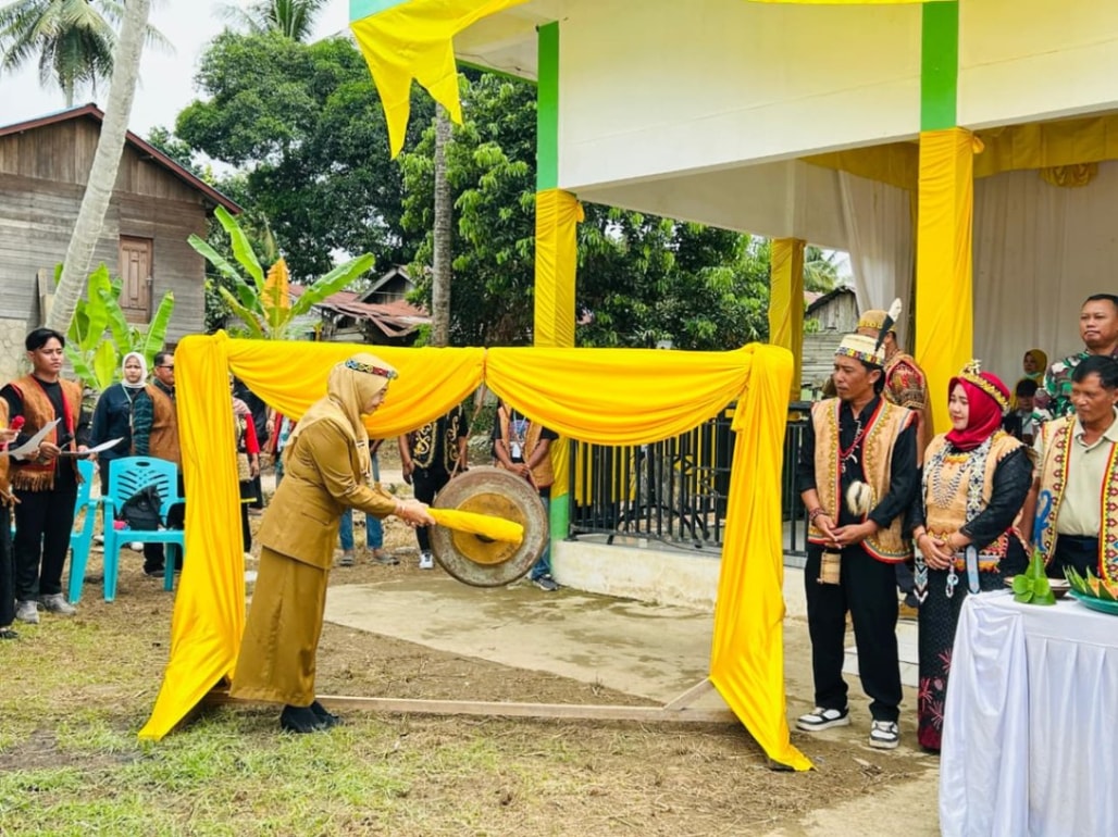 Pemukulan gong tanda dibukanya Festival Budaya Neppa Pade 2026 yang dirangkaikan dengan peringatan Hari Jadi ke-258 Kampung Inaran. (Foto: Baiq Eliana/seputarfakta.com)
