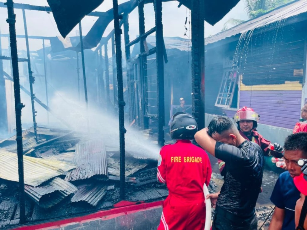 Bangunan yang terbakar di Jalan Pulau Panjang, Kecamatan Tanjung Redeb. (Foto: Baiq Eliana/seputarfakta.com)