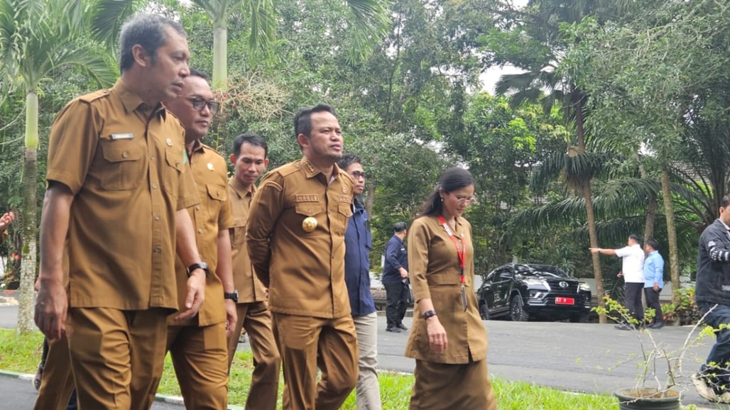 Gubernur Kaltim, Rudy Mas'ud saat mengunjungi SMA Negeri 10 Samarinda. (Foto: Maulana/seputarfakta.com)